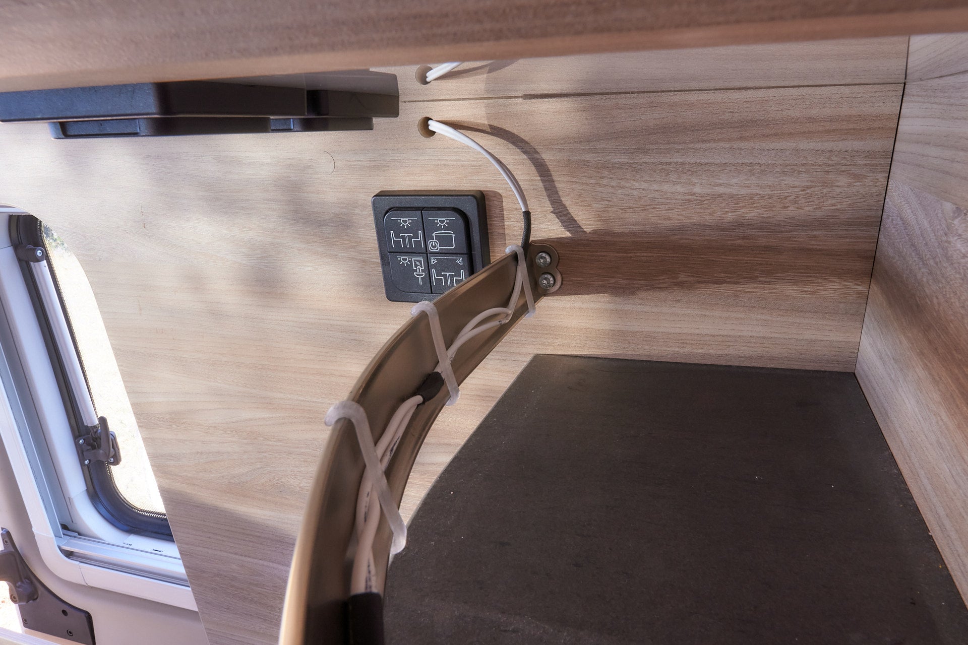 Halter-Kit fur Truma Thermistor an Knaus Gewürzregal